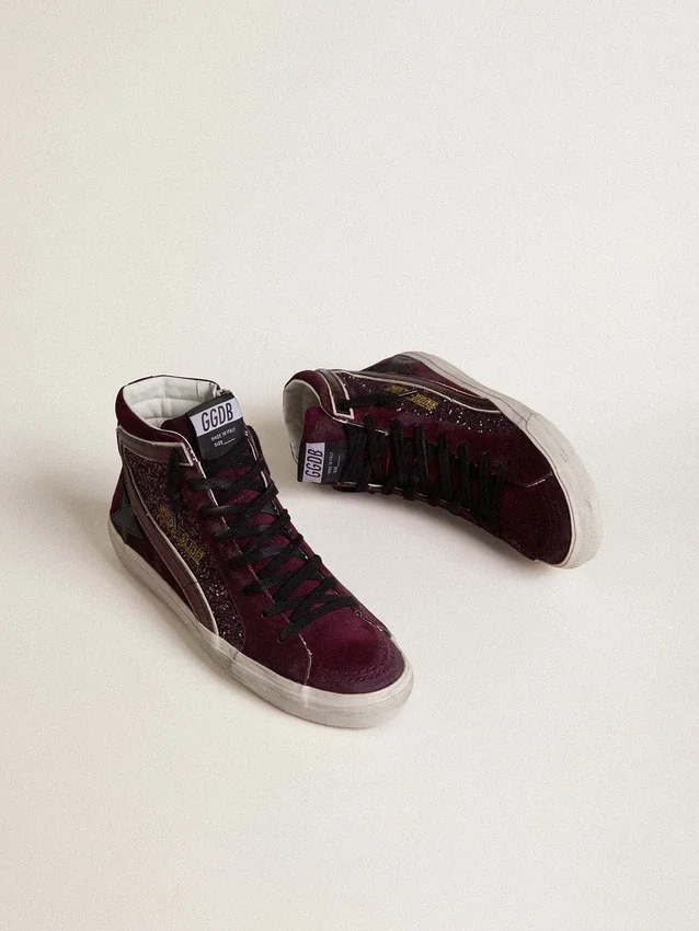 Zapatillas Slide para mujer en ante y purpurina de cereza negra con estrella de piel y detalle de piel metalizada