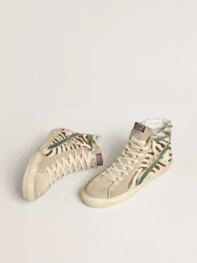Zapatillas Slide para mujer en piel de potro con estampado de cebra y detalle en piel laminada verde