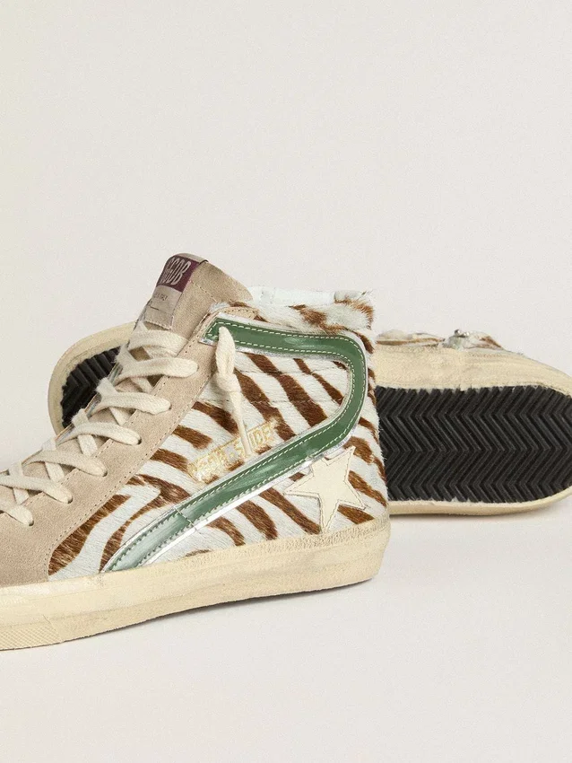 Zapatillas Slide para mujer en piel de potro con estampado de cebra y detalle en piel laminada verde