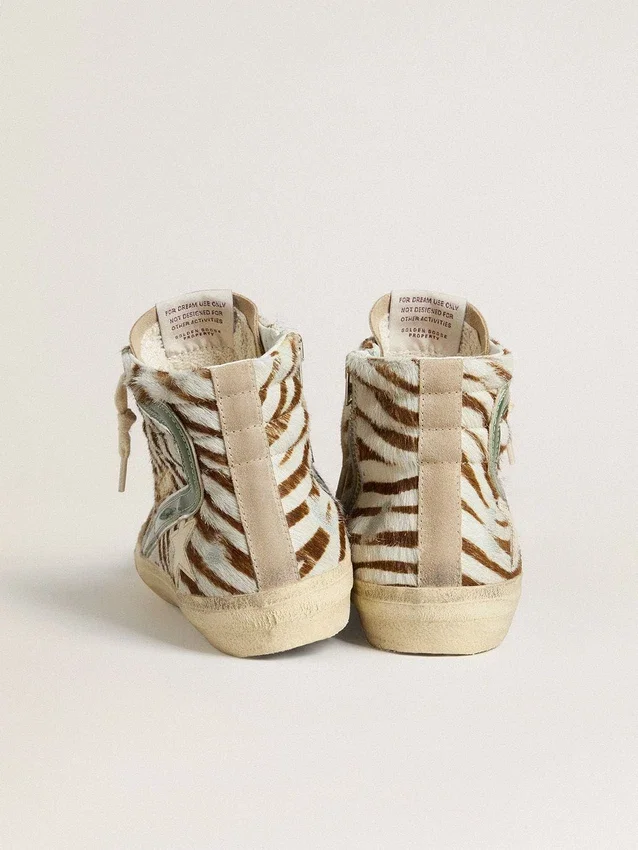 Zapatillas Slide para mujer en piel de potro con estampado de cebra y detalle en piel laminada verde