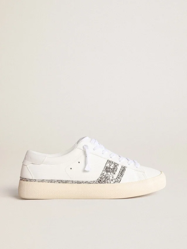 Zapatillas sostenibles Yatay Modelo 1B con parte superior blanca de origen biológico y purpurina reciclada plateada Y