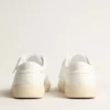 Zapatillas sostenibles Yatay Modelo 1B con parte superior blanca de origen biológico y Y blanca