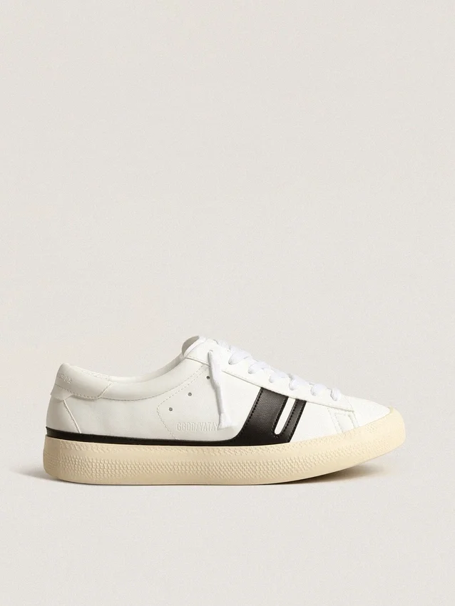 Zapatillas sostenibles Yatay Modelo 1B con parte superior blanca de origen biológico y Y negra