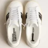 Zapatillas sostenibles Yatay Modelo 1B con parte superior blanca de origen biológico y Y negra