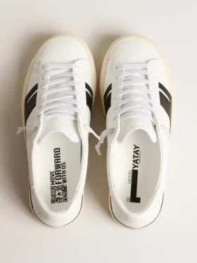 Zapatillas sostenibles Yatay Modelo 1B con parte superior blanca de origen biológico y Y negra