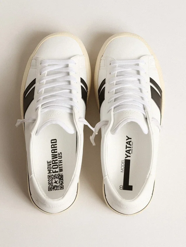 Zapatillas sostenibles Yatay Modelo 1B con parte superior blanca de origen biológico y Y negra