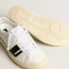 Zapatillas sostenibles Yatay Modelo 1B con parte superior blanca de origen biológico y Y negra