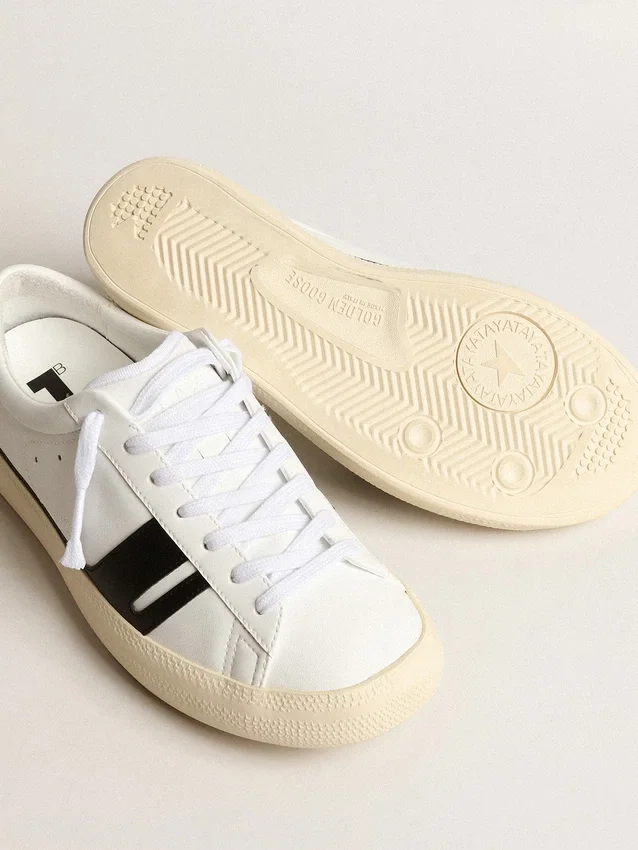 Zapatillas sostenibles Yatay Modelo 1B con parte superior blanca de origen biológico y Y negra
