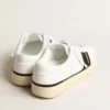 Zapatillas sostenibles Yatay Modelo 1B con parte superior blanca de origen biológico y Y negra