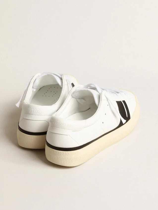 Zapatillas sostenibles Yatay Modelo 1B con parte superior blanca de origen biológico y Y negra
