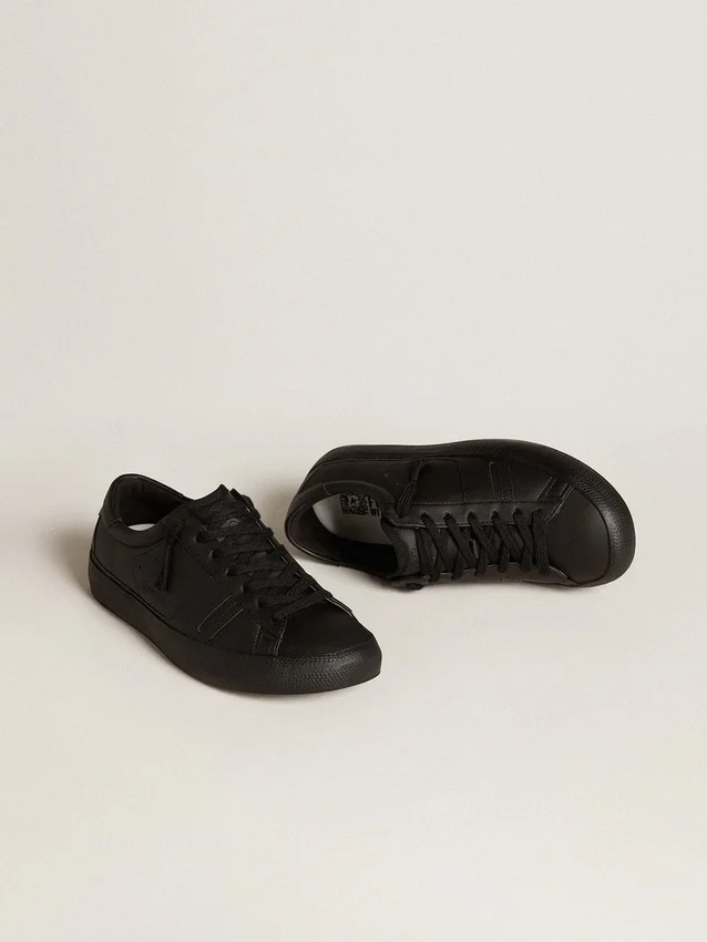 Zapatillas sostenibles Yatay Modelo 1B con parte superior de origen biológico y Y negra