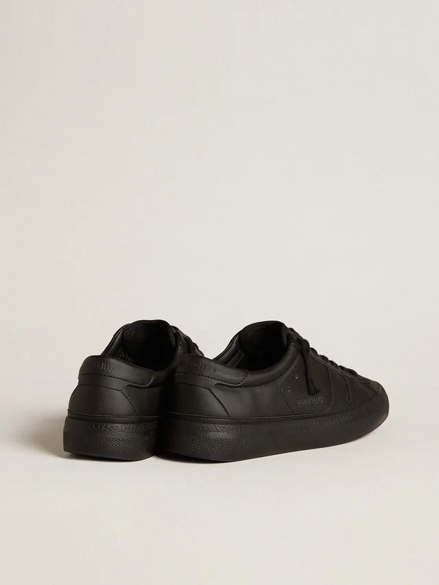 Zapatillas sostenibles Yatay Modelo 1B con parte superior de origen biológico y Y negra