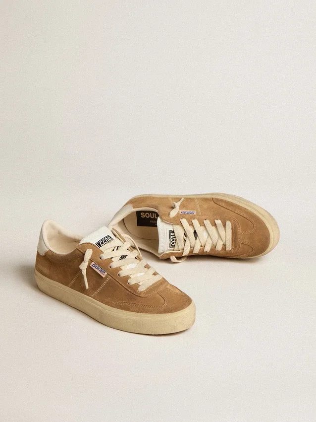 Zapatillas Soul Star para mujer en ante color camel con lengüeta y talonera de piel blanca