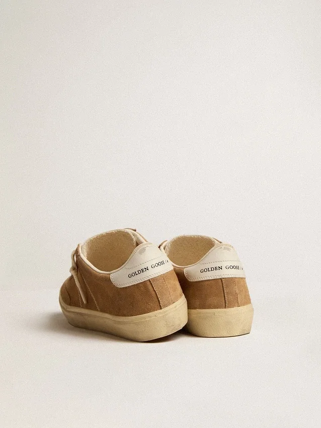 Zapatillas Soul Star para mujer en ante color camel con lengüeta y talonera de piel blanca