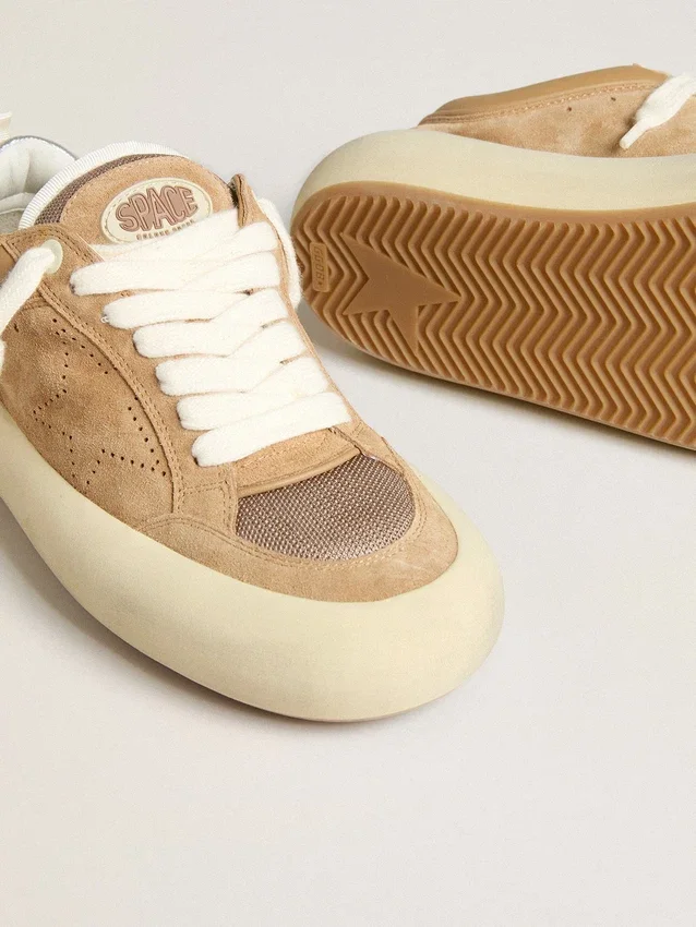 Zapatillas Space-Star Cube para mujer en ante color tabaco con estrella perforada