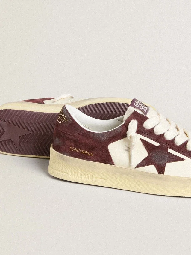 Zapatillas Stardan para mujer en napa blanca con estrella y lengüeta del talón de ante burdeos