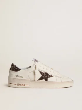 Zapatillas Stardan para mujer en piel blanca con estrella marrón brillante y lengüeta en el talón