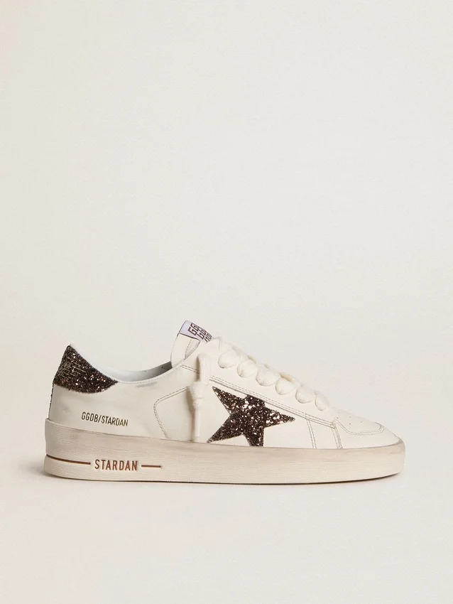 Zapatillas Stardan para mujer en piel blanca con estrella marrón brillante y lengüeta en el talón