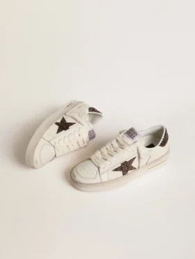 Zapatillas Stardan para mujer en piel blanca con estrella marrón brillante y lengüeta en el talón