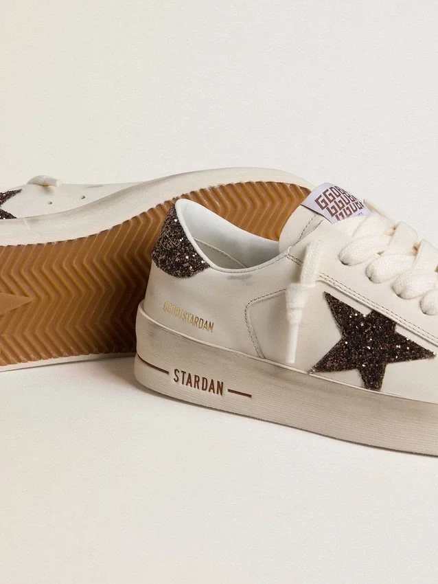 Zapatillas Stardan para mujer en piel blanca con estrella marrón brillante y lengüeta en el talón