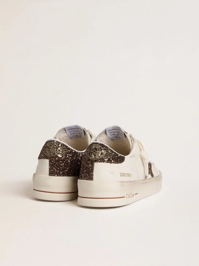 Zapatillas Stardan para mujer en piel blanca con estrella marrón brillante y lengüeta en el talón