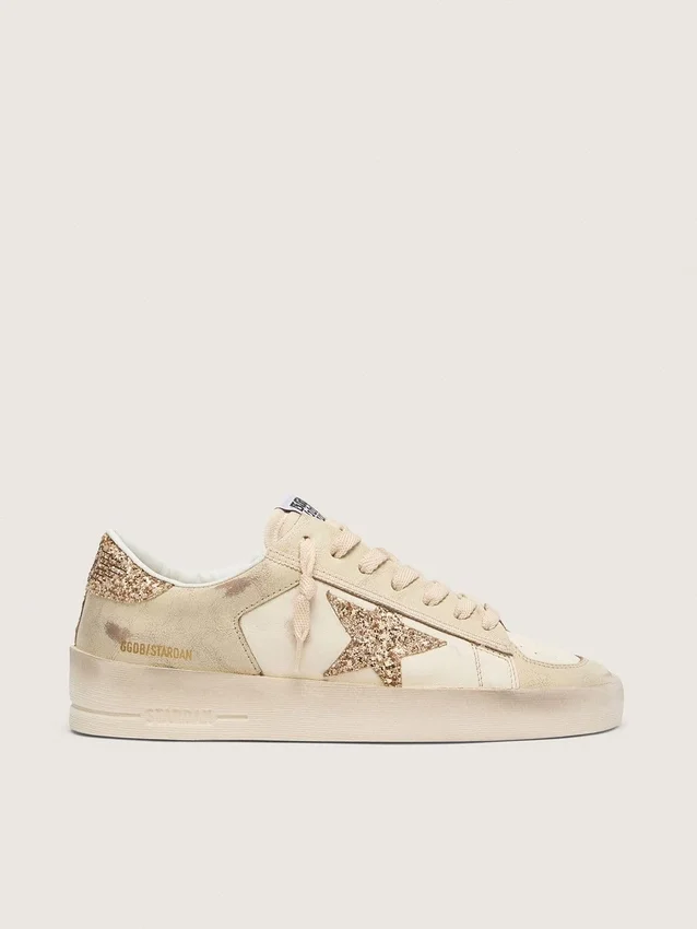 Zapatillas Stardan para mujer en piel napa color crudo con estrella dorada brillante y lengüeta en el talón