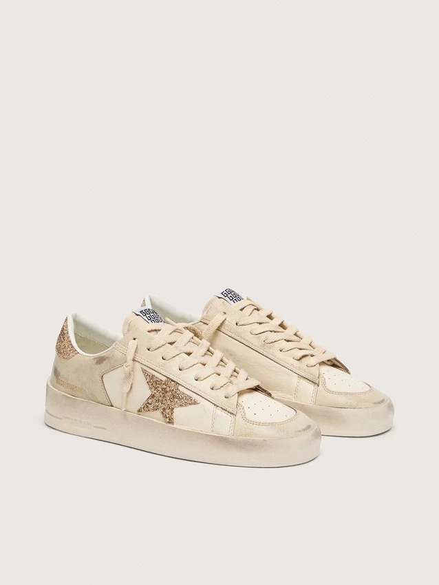 Zapatillas Stardan para mujer en piel napa color crudo con estrella dorada brillante y lengüeta en el talón