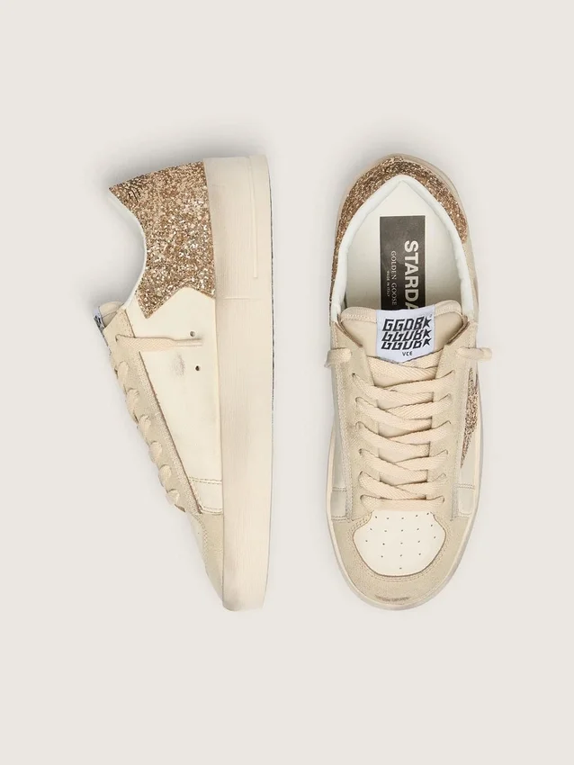 Zapatillas Stardan para mujer en piel napa color crudo con estrella dorada brillante y lengüeta en el talón