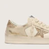 Zapatillas Stardan para mujer en piel napa color crudo con estrella dorada brillante y lengüeta en el talón
