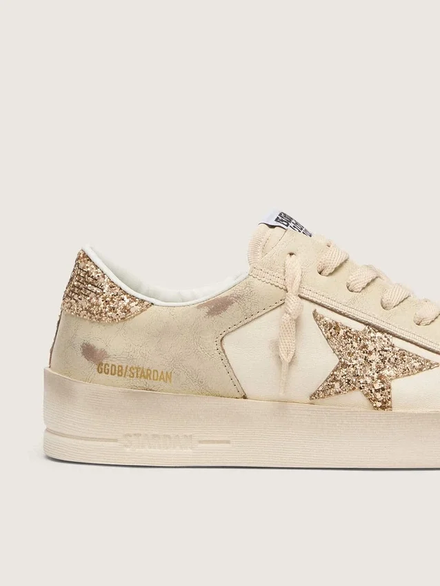 Zapatillas Stardan para mujer en piel napa color crudo con estrella dorada brillante y lengüeta en el talón