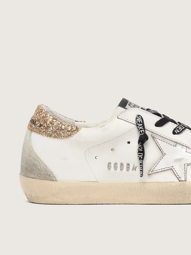 Zapatillas Super-Star de piel blanca para mujer con lengüeta dorada brillante en el talón