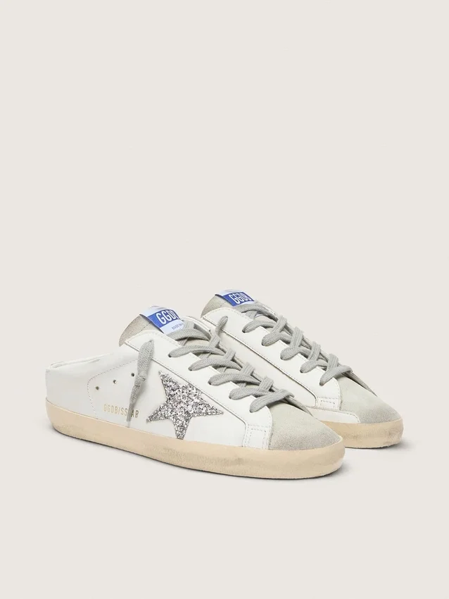 Zapatillas Super-Star Sabot con una estrella de purpurina platino y lengüeta de ante