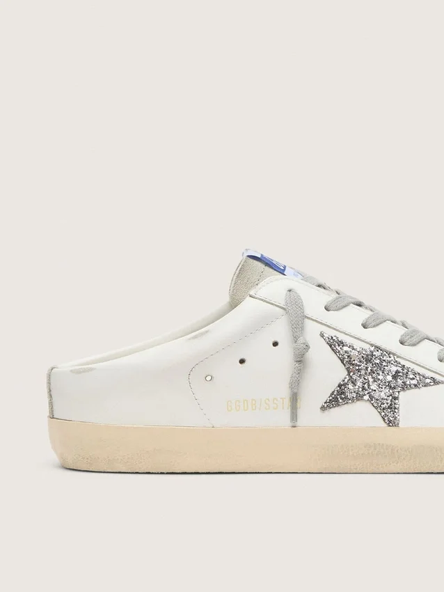 Zapatillas Super-Star Sabot con una estrella de purpurina platino y lengüeta de ante
