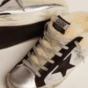 Zapatillas Super-Star Sabot para mujer en piel laminada plateada con estrella negra