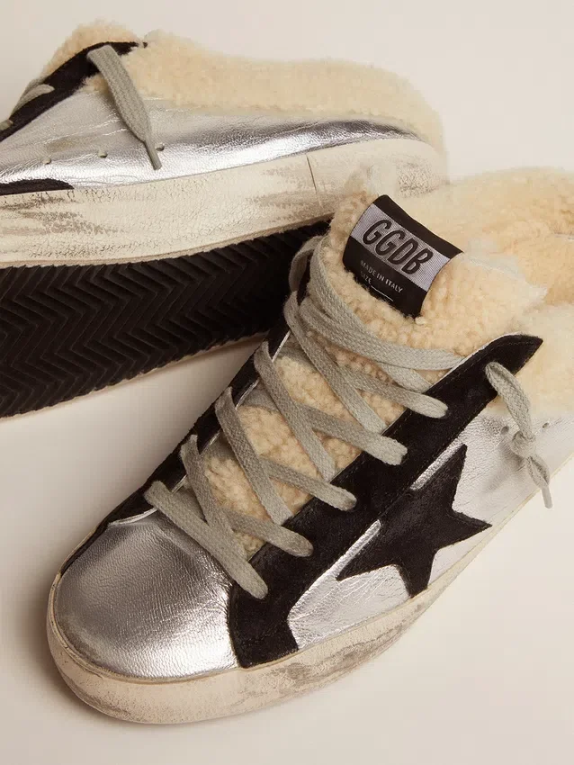 Zapatillas Super-Star Sabot para mujer en piel laminada plateada con estrella negra