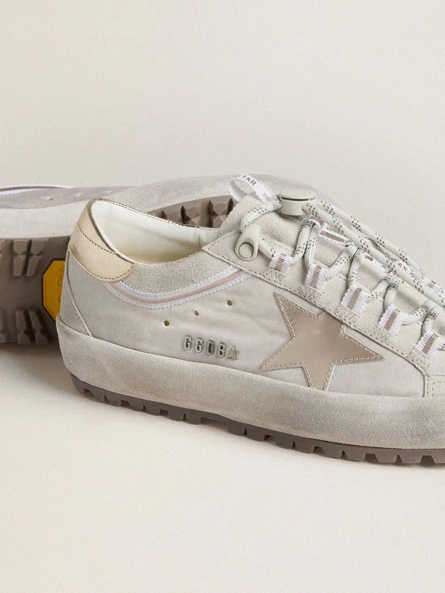 Zapatillas Super-Star Ski para mujer en nailon gris claro con estrella y lengüeta en el talón de piel metalizada