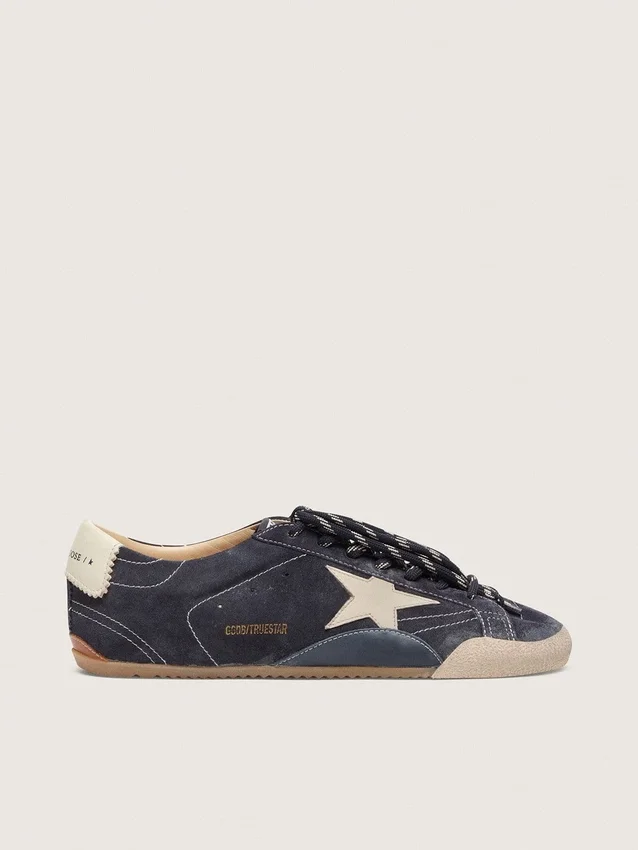 Zapatillas True-Star para mujer en ante azul oscuro con estrella y lengüeta en el talón de piel napa blanca
