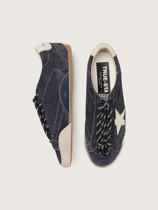 Zapatillas True-Star para mujer en ante azul oscuro con estrella y lengüeta en el talón de piel napa blanca