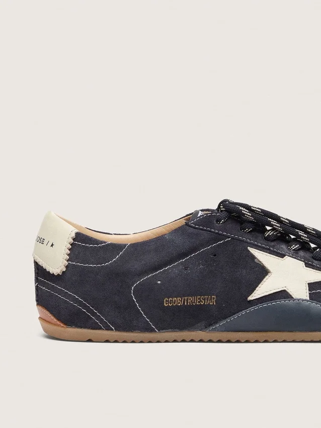 Zapatillas True-Star para mujer en ante azul oscuro con estrella y lengüeta en el talón de piel napa blanca