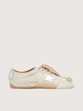 Zapatillas True-Star para mujer en ante gris claro con estrella plateada metalizada y lengüeta en el talón