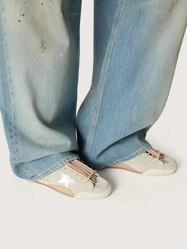 Zapatillas True-Star para mujer en ante gris claro con estrella plateada metalizada y lengüeta en el talón