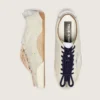 Zapatillas True-Star para mujer en ante gris claro con estrella plateada metalizada y lengüeta en el talón