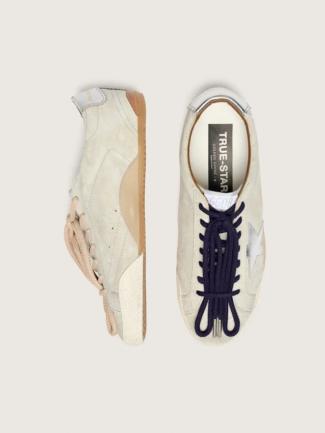 Zapatillas True-Star para mujer en ante gris claro con estrella plateada metalizada y lengüeta en el talón