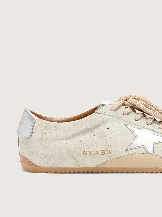 Zapatillas True-Star para mujer en ante gris claro con estrella plateada metalizada y lengüeta en el talón