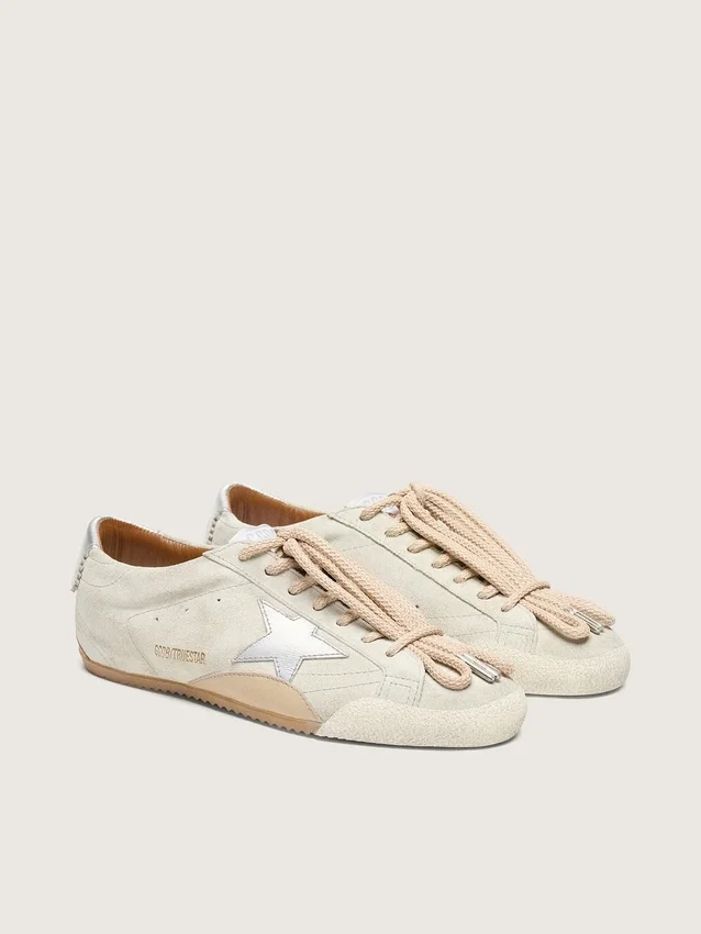 Zapatillas True-Star para mujer en ante gris claro con estrella plateada metalizada y lengüeta en el talón