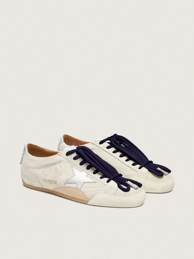 Zapatillas True-Star para mujer en ante gris claro con estrella plateada metalizada y lengüeta en el talón