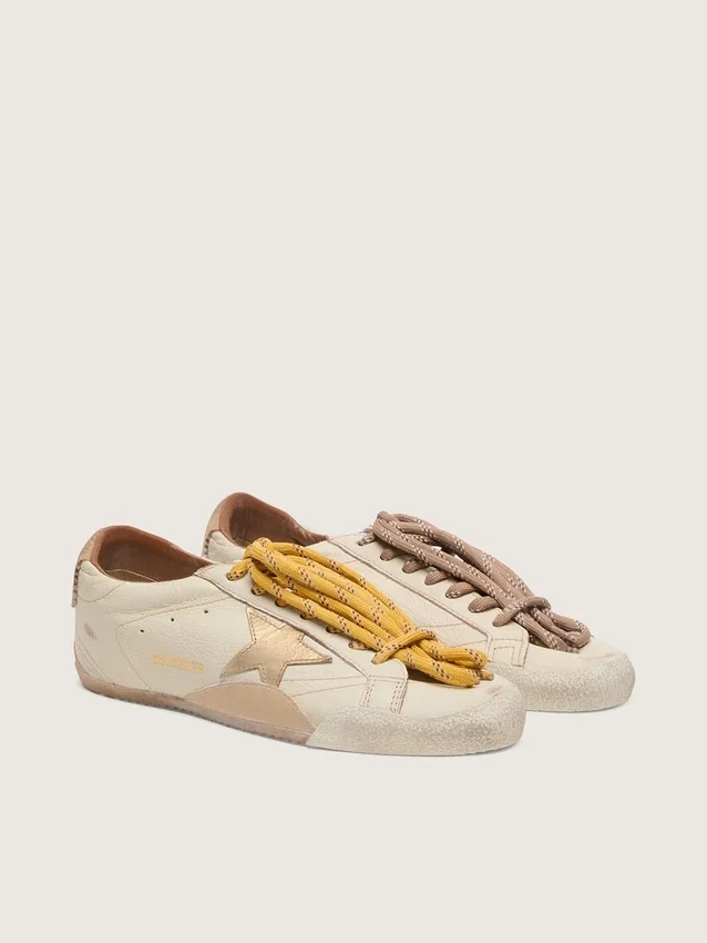 Zapatillas True-Star para mujer en piel napa blanca con estrella dorada y lengüeta del talón de ante beige