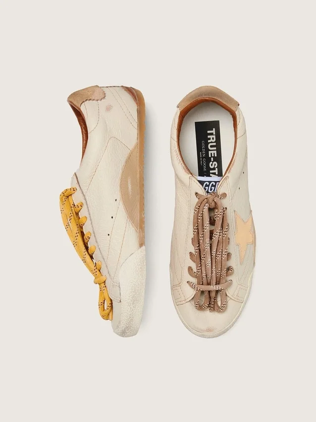 Zapatillas True-Star para mujer en piel napa blanca con estrella dorada y lengüeta del talón de ante beige