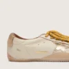 Zapatillas True-Star para mujer en piel napa blanca con estrella dorada y lengüeta del talón de ante beige