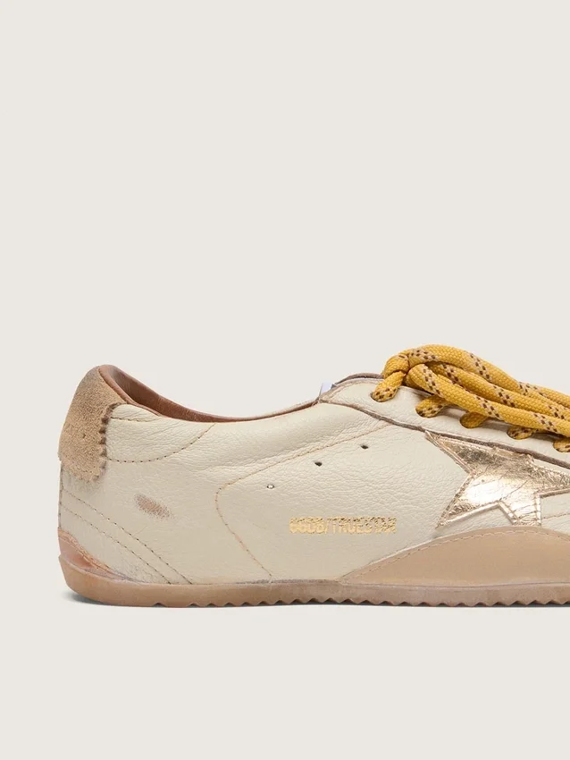 Zapatillas True-Star para mujer en piel napa blanca con estrella dorada y lengüeta del talón de ante beige